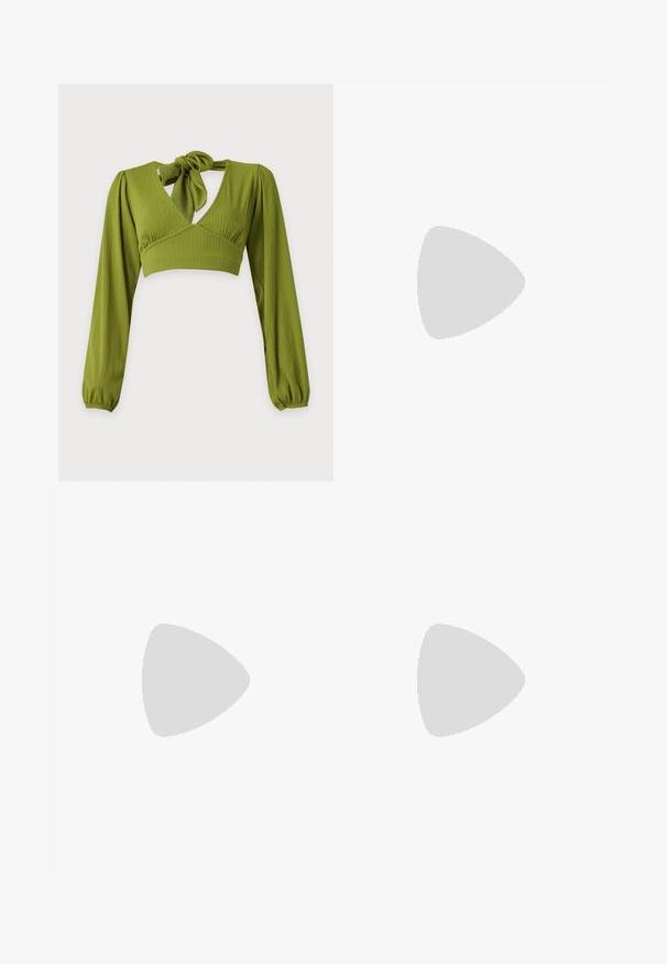 Zelený crop top z rebrovaného materiálu s dlhými nadýchanými rukávmi, hlbokým výstrihom do V a mašľou zviazanou na zadnej strane krku.; Čierne široké nohavice s flitrovou textúrou a striebornými akcentmi, vytvárajúce vzorovaný vzhľad po celom materiáli.; Kovová ružovo-zlatá členková topánka s špicatou špičkou, prešitou detajlmi na krídlach a stredne vysokým čiernym blokovým opätkom. Hladký, lesklý povrch.; Kabelka s leopardím vzorom so štruktúrovaným dizajnom, vybavená hornou rúčkou a odnímateľným popruhom. Vyrobená z hladkého materiálu s čiernymi akcentmi.