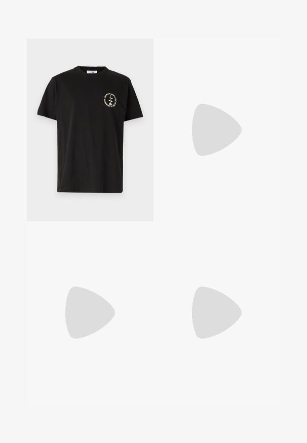 Vertere Berlin PRODUCT UNISEX - T-Shirt print - black; Braune Denim-Jeans mit geradem Schnitt, fünf Taschen und klassischem Knopfverschluss. Der Stoff hat eine glatte, strukturierte Oberfläche.; Beiger Sneaker mit niedriger Schafthöhe, Obermaterial aus Stoff und Wildleder, weißen Schnürsenkeln, Gummisohle und Fersenlasche, seitlich auf weißem Hintergrund dargestellt.; Schwarze Reisetasche mit zwei Griffen, verstellbarem Schultergurt, Reißverschlussfach vorne und minimalistischem Logo vor einfarbigem Hintergrund.