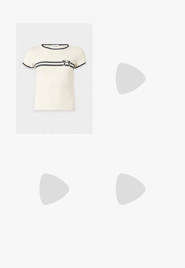 Hellgelbes T-Shirt mit kurzen Ärmeln und schwarzem Besatz an Ärmeln und Kragen, mit zwei horizontalen schwarzen Streifen und einer Schleife mit zwei Sternen auf der Brust.; Beige weite Hosen mit hoher Taille, zwei Frontfalten und einer glatten Struktur. Hergestellt aus leichtem, atmungsaktivem Material.; Schwarzer Lackleder-Slingback mit niedrigem Absatz, spitzer Kappe und T-Riemen mit kleiner goldener Schnalle.; Grüne Leder-Hobo-Tasche mit einem lässigen Design, gebogenem Griff und glatter Textur. Enthält keine sichtbaren Beschläge oder Akzente.