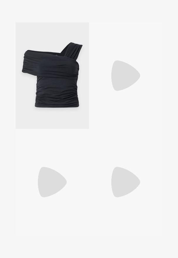 Zwarte off-shoulder top gemaakt van zachte, rekbare stof, met gerimpelde details en een bredere bandontwerp aan één kant.; Zwarte asymmetrische rok met geplooide, gedrapeerde panelen aan beide zijden, knielengte aan de ene kant en langer aan de andere.; Zwarte enkelboots met een stevige plateauzool, gemaakt van glad leer, met een vetersluiting en een lipje aan de achterkant.; Kleine zwarte glanzende handtas met twee lange hengsels en zijkant trekkoord details op een effen lichte achtergrond.