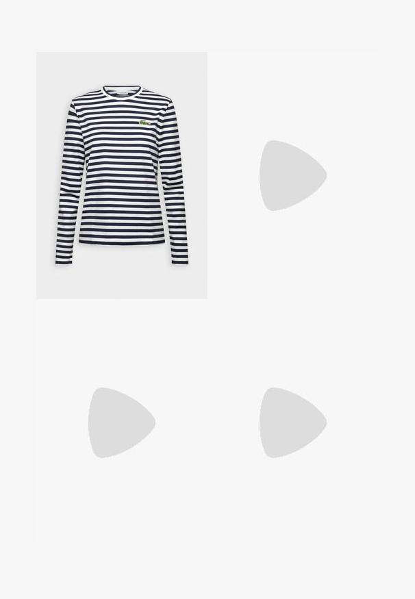 Camiseta de manga larga con rayas horizontales en azul marino y blanco, cuello redondo y logo de cocodrilo verde bordado en el pecho.; Pantalones negros ajustados con pierna recta, hechos de una tela suave. Presentan una cinturilla sin cierres visibles ni bolsillos.; Zapatillas bajas de cuero blanco con puntera perforada, diseño de cordones, collar acolchado y suela de goma gruesa. Logo discreto en los laterales.; Gafas de sol cuadradas negras con lentes verde oscuro, con montura audaz y acentos plateados en los laterales. Fabricadas en Italia.