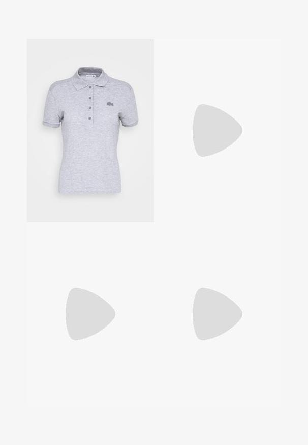 Lacoste PF5462_001 - Poloshirt - silver chine; Schwarze Straight-Leg-Jeans mit Knopfverschluss, Vorder- und Gesäßtaschen sowie Kupfennieten auf einem weißen Hintergrund.; Schwarze Sandale mit zwei verstellbaren Riemen, silbernen Schnallen und einem Korkfußbett auf einer strukturierten schwarzen Gummisohle.; Schwarze quadratische Sonnenbrillen mit dunkelgrünen Gläsern, ausgestattet mit markanten Rahmen und silbernen Akzenten an den Seiten. Hergestellt in Italien.