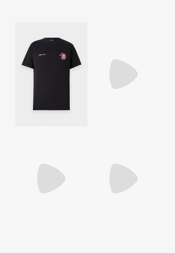 Replay SHORT SLEEVE GRAPHIC - Tričko s potlačou - black; Čierne široké nohavice vyrobené z hladkej látky, s plochým predným dielom, pútkami na opasok a dvoma bočnými vreckami. Červený logo značky zdobí stranu.; Čierne športové topánky vyrobené zo sieťoviny a syntetických materiálov, s výrazným vlnitým dizajnom, čiernou gumovou podrážkou a reflexnými prvkami.; Slnečné okuliare s čiernym plastovým rámom a modrými akcentmi, okolo hlavy, s tmavými sklíčkami, s textúrovanými ramenami a detailom loga.