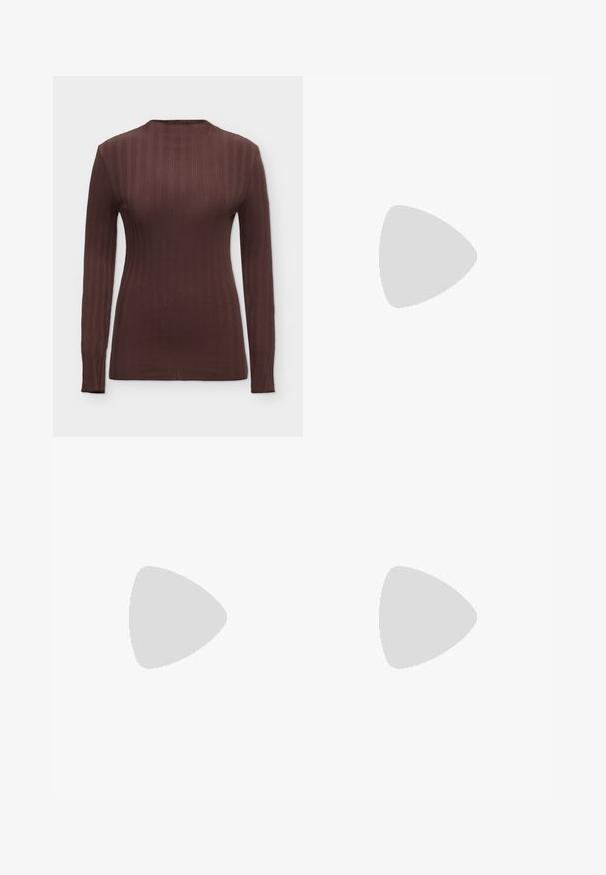 Bruin ribgebreid longsleeve topje met ronde halslijn en aansluitende pasvorm, weergegeven op een witte achtergrond.; Crèmekleurige jeans met hoge taille, voorzien van een knoopsluiting aan de voorkant, rits, voor- en achterzakken, en een iets uitlopende pijp.; Bruine leren enkellaars met een puntige neus, middelhoge blokhak en elastische zijpanelen voor gemakkelijk aan- en uittrekken. Gladde textuur en slank ontwerp.; Bruine suède totebag met donkerleren handvatten en een klein leren labeltje bevestigd, tegen een effen lichte achtergrond.