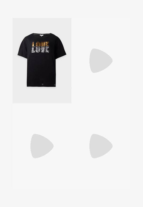 Sort t-shirt med korte ærmer med guld- og hvidt mønstret tekst, der lyder "LOVE" og mindre ord "KIND HEART BRAVE SOUL" ovenover.; Sort denim med lige ben, knap- og lynlåslukning, for- og baglommer samt diskret falming på lårene, lagt fladt på en hvid baggrund.; Sort læder flad slingbacksko med spids tå, lav hæl og justerbar rem på lys baggrund.; Sort læderhåndtaske med et struktureret design, rund tophåndtag og aftagelig skulderrem. Den har en glat tekstur og en subtil glans.