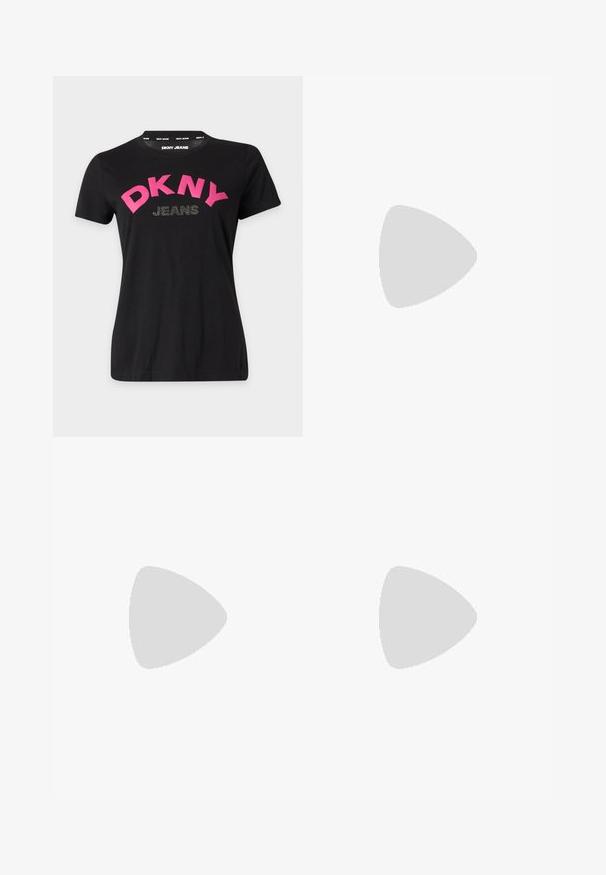 Sort kortærmet T-shirt med lyserød "DKNY" og mindre rhinsten "JEANS" tekst på fronten, rund hals design.; Sorte denimjeans med lige ben, der har knaplukning, fem lomme-design og subtile sømdetaljer.; Sorte læder slingback-højhæle med spids tå, udskåret design og justerbar rem med metalhardware.; Sort håndtaske med en tekstureret overflade, en fold-over klap med præget logo og en slank skulderrem. Rektangulær form med vinklede accenter.