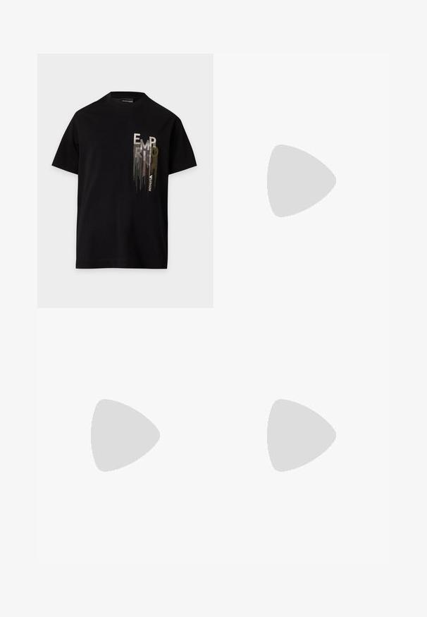 Schwarzes T-Shirt mit kurzen Ärmeln und einem vertikalen metallisch silbernen und goldenen "EMPORIO ARMANI" Logo auf der linken Brust.; Hellblaue Jeans aus Denim mit geradem Schnitt, fünf Taschen, einem Reißverschluss und kontrastierender Naht. Der Stoff hat eine glatte, strukturierte Oberfläche.; Weißer Ledersneaker mit abgerundetem Zehenbereich, flacher Sohle und Schnürverschluss. Verfügt über Nahtdetails und einen gepolsterten Kragen für zusätzlichen Komfort.; Schwarze, strukturierte Umhängetasche mit Klappverschluss und kleinem Metalllogo auf der Vorderseite, vor einem schlichten Hintergrund präsentiert.