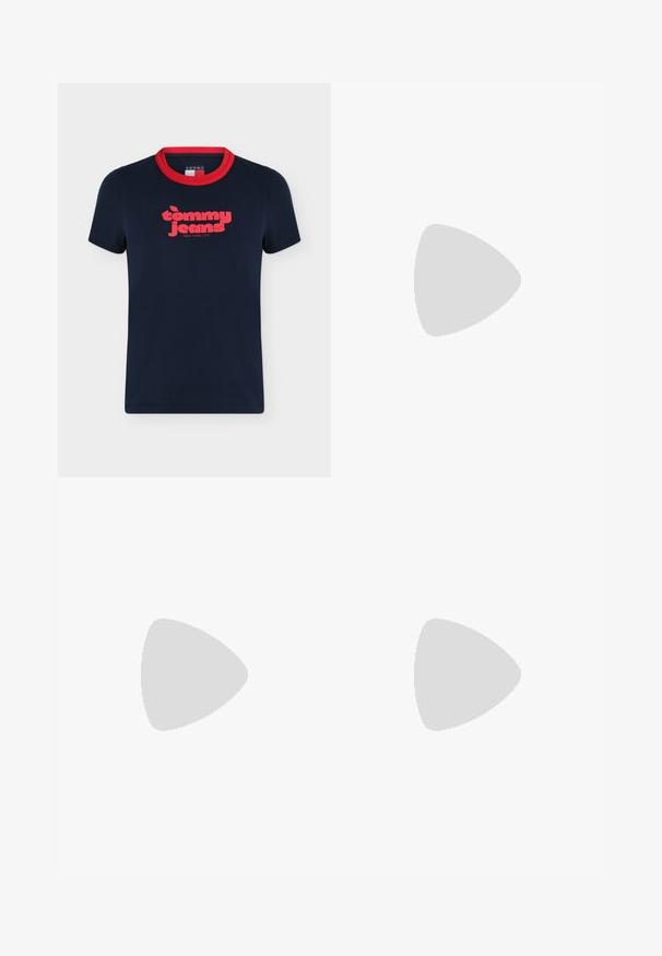 T-shirt bleu marine à manches courtes avec col rouge et logo rouge "tommy jeans New York City" sur la poitrine.; Jean en denim bleu clair, coupe large, taille haute, avec bouton à l'avant et poches latérales, présenté sur un fond blanc.; Baskets en cuir beige avec accents rouges et semelle en caoutchouc texturée. Présente un design classique avec deux bandes rouges et des lacets crème.; Boucles d'oreilles demi-cercles ton argent avec texture striée et fermoirs à pression sur fond blanc.