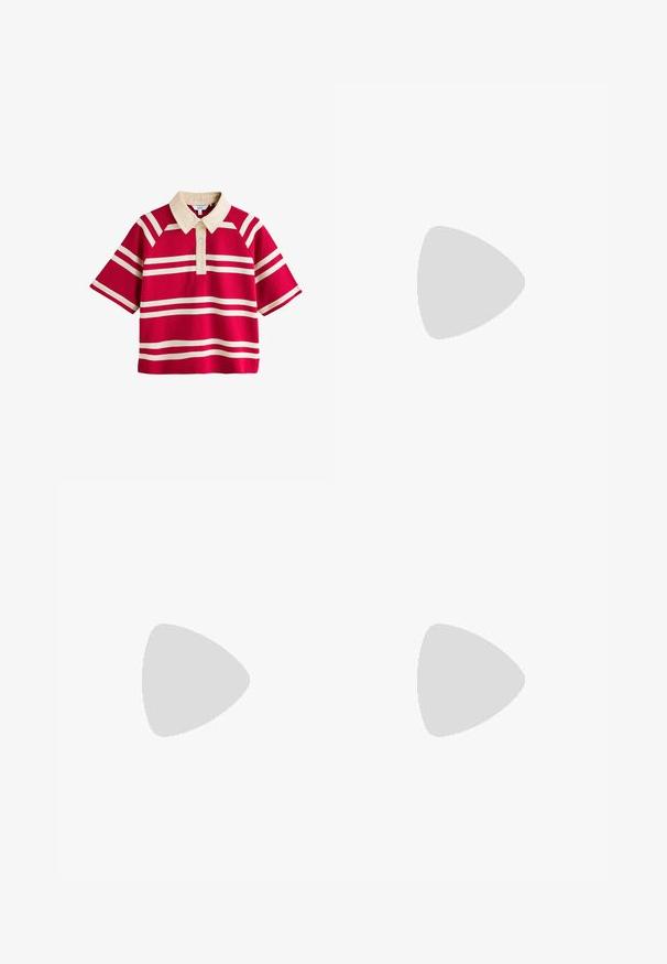Rød polo med korte ærmer, beige vandrette striber og beige krave, med knapstolpe og afslappet pasform.; Beige midi nederdel med høj talje og forreste plisseringer, vid silhuet og glat stof.; Brune ruskind loafers med rund tå, snøredetalje og metaløjer. Fleksibel gummisål med en tekstureret overflade for bedre greb.; Sorte rektangulære briller med klare linser. Blank finish, smalle stænger, og lilla nuance synlig i kanterne af linsen.