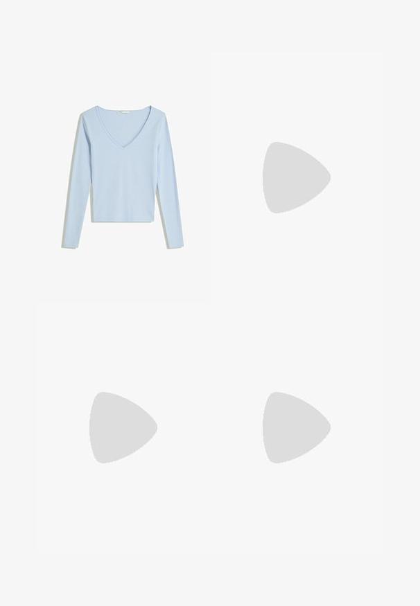 Crop top bleu clair à manches longues et col en V, présenté à plat sur un fond blanc.; Jean large bleu avec zones avant des cuisses délavées, poches avant, passants de ceinture et fermeture par bouton.; Chaussure plate olive verte à enfiler avec un bout pointu et un liseré bleu contrastant le long du bord supérieur, vue de côté.; Sac à main marron foncé avec motif serpent texturé, forme arrondie, doubles poignées et fermeture éclair dorée sur le dessus sur un fond clair.