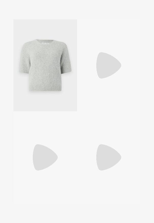 Lichtgrijze korte mouwen trui gemaakt van zacht, fuzzy materiaal met een ronde halslijn en ribgebreide zoom. Minimalistisch ontwerp zonder patronen of accenten.; Zwarte rok tot op de vloer met een gladde textuur, brede tailleband en geplooid ontwerp, zonder zichtbare patronen of versieringen.; Zwarte suède pumps met spitse neus, een slanke middenhoge naaldhak en een laag uitgesneden ontwerp op een effen achtergrond.; Zwarte glanzende Calvin Klein handtas met gouden rits en korte band tegen een effen witte achtergrond.