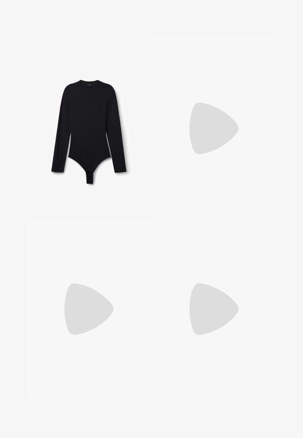 Body negro de manga larga con cuello redondo y cierre de broches en la entrepierna, mostrado extendido sobre un fondo blanco.; Leggings negros de cintura alta con ajuste delgado de longitud completa y cinturilla lisa, mostrados sobre un fondo blanco.; Zapatillas de ante negro con un puño de pelo sintético gris, punta redonda y costuras en contraste. Textura suave y diseño de fácil puesta para mayor comodidad.; Gafas de sol rectangulares negras con lentes oscuros, montura de plástico grueso y patillas anchas. Superficie lisa y diseño anguloso.