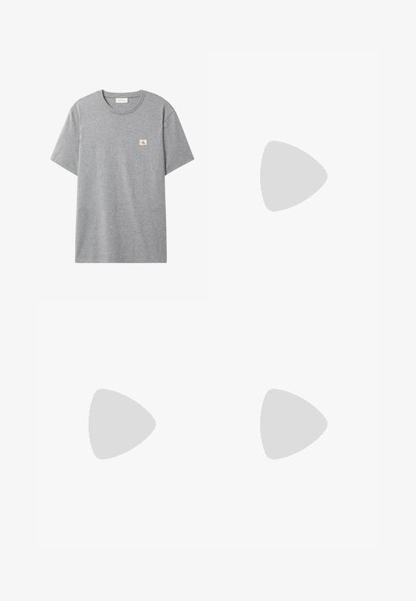 Grå kortærmet bomulds T-shirt med rund halsudskæring og en lille hvid firkantet lap med røde CK-bogstaver på venstre bryst.; Blå denimjeans med lige ben, kobbernitter og fem-lomme design. Har en syet kant og et klassisk taljebånd med bæltestropper.; Sneakers i cremet beige ruskind med marineblå striber, hvide snørebånd og en brun gummisål. Logoet vises på siden og hælen.; Brun stof tote-bag med en glat tekstur, justerbar sort rem og sidelomme. Har et lille logo-tag foran.
