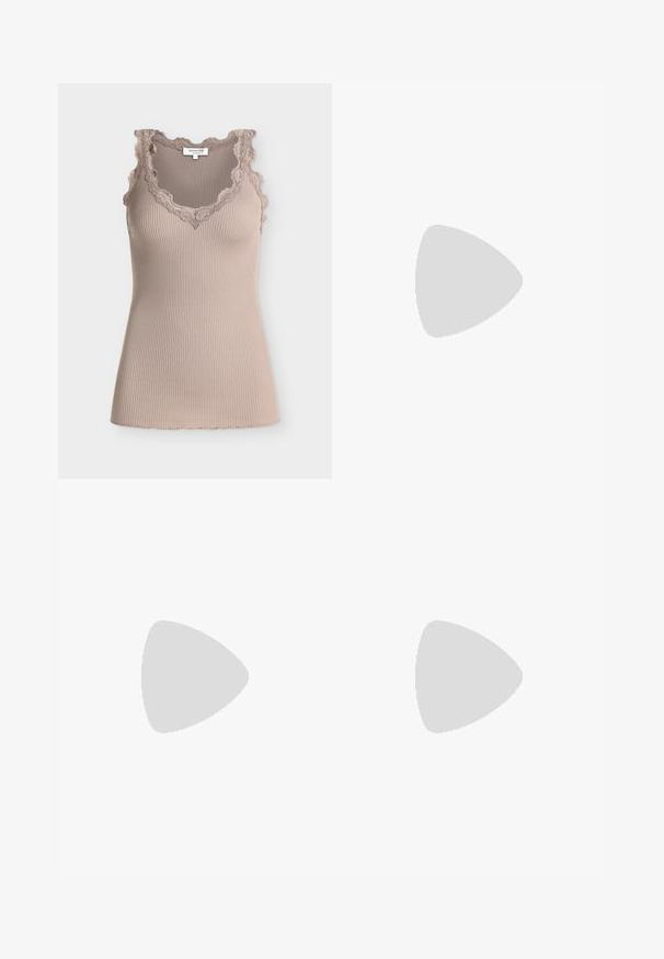 Mouwloos geribd beige tanktopje met gekartelde kanten rand rond de halslijn en armsgaten op een effen achtergrond.; Marine-blauwe wijde broek met verticale ribbeltextuur, elastische tailleband en uitlopende zoom. Gemaakt van zachte, comfortabele stof.; Zwarte leren hoge hak sandaal met enkelbandje. Heeft een gladde textuur, open teen en een dunne hak. Gouden gesp detail.; Beige zachte leren handtas met een zilveren metalen frame sluiting, een enkele schouderriem en een optionele kettingriem op een witte achtergrond.