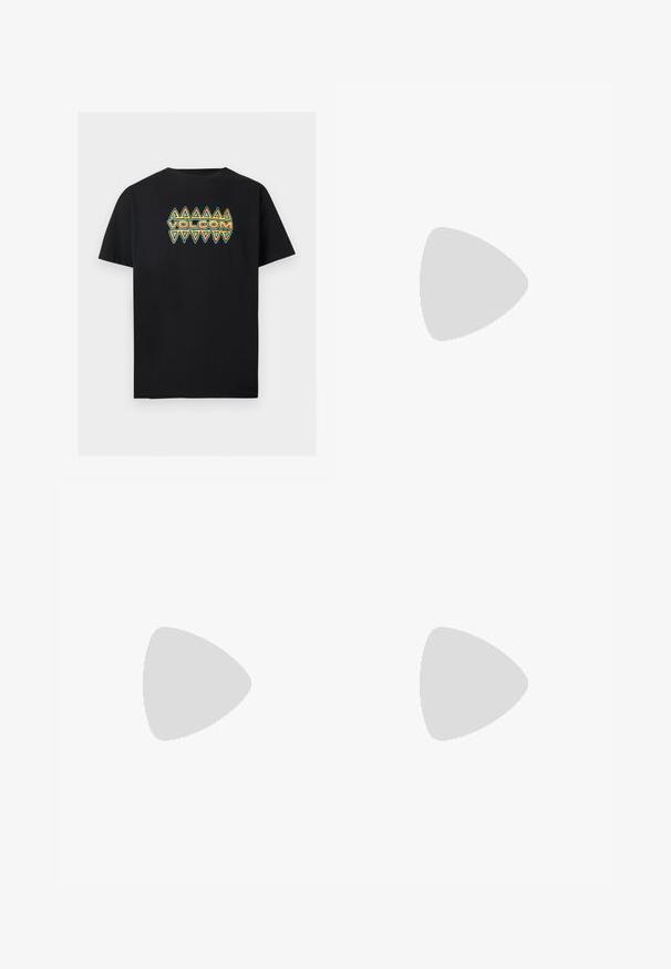 Sort t-shirt med korte ærmer med blåt og orange geometrisk trekantmønster og teksten "VOLCOM" centralt på brystet.; Badetights med et mønster af orange, teal og sorte jungleblade, lavet af letvægtsstof med en elastisk talje for komfort.; Sort lavtop sneaker med beige tekstureret sål, snørebånd og lille sidelog på en ensfarvet lysegrå baggrund.; Arnette CATFISH - Solbriller - metallic silver