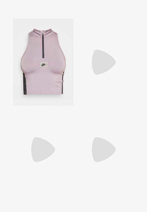 Nike Sportswear Débardeur - purple smoke/purple smoke; Pantalons noirs légers avec une taille élastique et un cordon de serrage. Présentent une finition texturée et un petit logo réfléchissant sur le côté.; Baskets Nike violettes avec un swoosh bleu clair, des lacets blancs et une semelle en caoutchouc, présentées en suspension au-dessus d'une surface en béton en extérieur.; Sac en tissu gris foncé avec une anse courbée, texture douce et forme arrondie. Pas de matériel ou d'embellissements visibles.