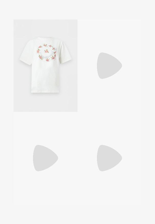 Hvid T-shirt med korte ærmer, rund halsudskæring og et centralt blomsterkransmotiv med røde blomster og grønne blade.; Brune kordfløjspants med lige ben design, der har forlommer og synlige sømme langs kanterne. Tekstileret stof med smalle ribber.; Lyse beige sneakers med en tekstureret læderoverdel, teksturerede sider og en gummisål. Har et slankt, strømlinet design og flade snørebånd.; Mørkebrun ruskindshåndtaske med kort rem og afrundet rektangulær form på en ensfarvet lys baggrund.