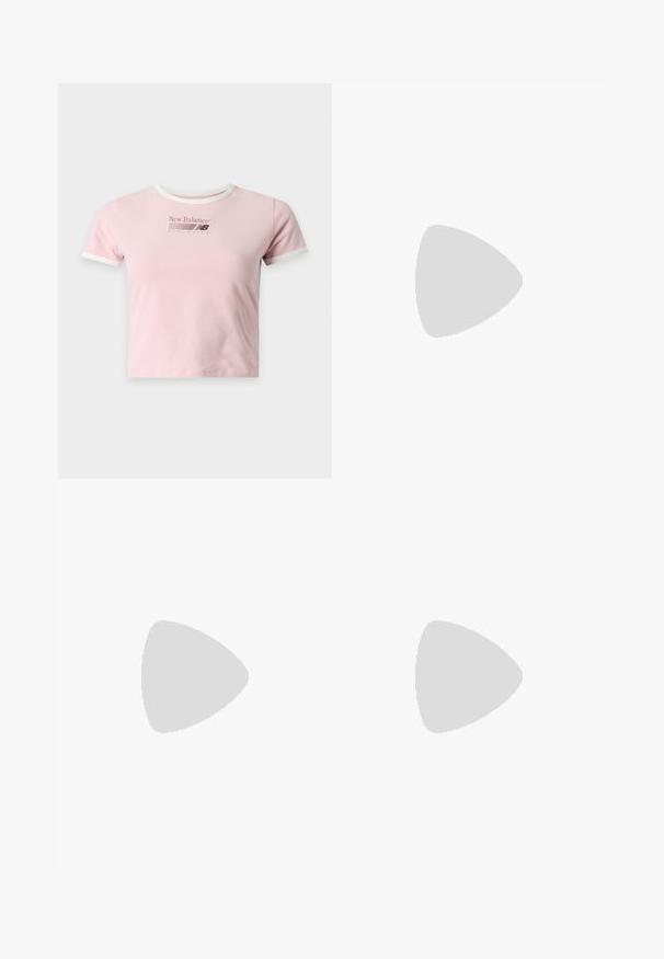 Crop top sportif rose clair New Balance avec bordure blanche sur le col et les manches, avec un petit logo imprimé sur la poitrine.; Shorts légers de couleur bleu clair avec une taille élastique et un cordon de serrage. Dotés de poches latérales et d'une coupe décontractée, fabriqués en tissu doux.; Sandale tongs compensée noire avec semelle texturée et fines lanières arborant un logo discret sur un fond blanc uni.; Sac à bandoulière bleu en mesh avec sangle réglable et fermeture éclair, présenté sur un fond blanc uni.