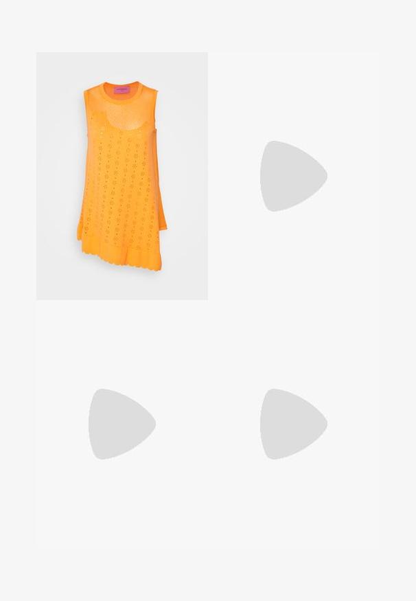 Viktor&Rolf HANGING BY A THREAD - Débardeur - orange; Pantalons évasés de couleur orange vif en tissu lisse et extensible. Comprend une taille haute et une fermeture éclair à l'arrière.; Sandale à bride arrière en daim fauve avec un bout fermé et un talon épais brillant. Comprend une boucle rectangulaire et une semelle texturée.; Boucles d'oreilles créoles argentées avec un design torsadé. Bords arrondis et finition brillante. Fermoirs ouverts pour un port facile. Texture lisse sur toute la surface.