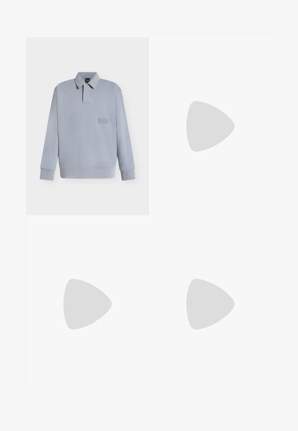 Lichtgrijs langemouwenpoloshirt met kraag, verborgen knoopsluiting, geribde boorden en een klein geperst "BOSS" label op de borst.; Lichtblauwe spijkerbroek met wijde pijpen en een klassiek vijf-pocketontwerp, voorzien van een standaard tailleband en een onafgewerkte zoom. Zachte denimtextuur met lichte vervaging.; Witte sneaker met een bovenwerk van gestructureerd suède en leer. Voorzien van een afgeronde neus, vetersluiting en een contrasterende beige rubberen zool.; Donkerbruine stoffen heuptas met diagonale ritssluiting en klein wit logo aan de voorkant, tegen een effen lichte achtergrond.