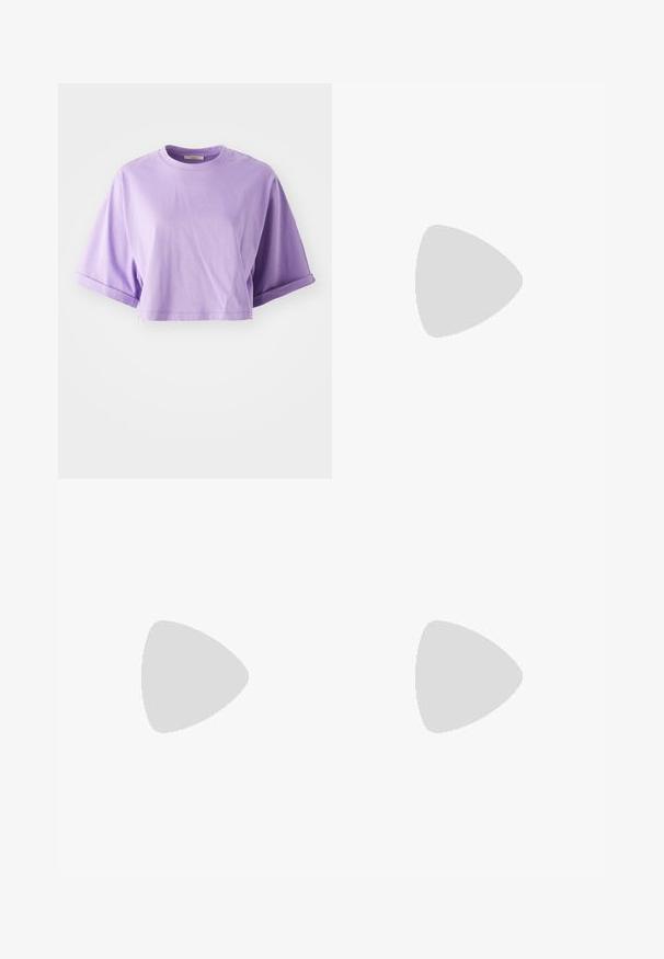 Camiseta corta de manga corta en algodón de color morado claro. Presenta un cuello redondo y puños enrollados, con una textura suave y un detalle mínimo.; Pantalones cortos de lavanda clara hechos de una tela suave, con una cinturilla elástica y un corte relajado, presentando un diseño simple y sin adornos.; Zapatilla de correr con parte superior de malla en tonos rosa, beige y crema, refuerzos sintéticos, suela gruesa y suela texturizada para agarre, vista lateral.; Pequeño bolso de piel rosa curvado con un acabado brillante, que presenta una correa de acento negra y un gran cierre de broche negro. Diseño cruzado.