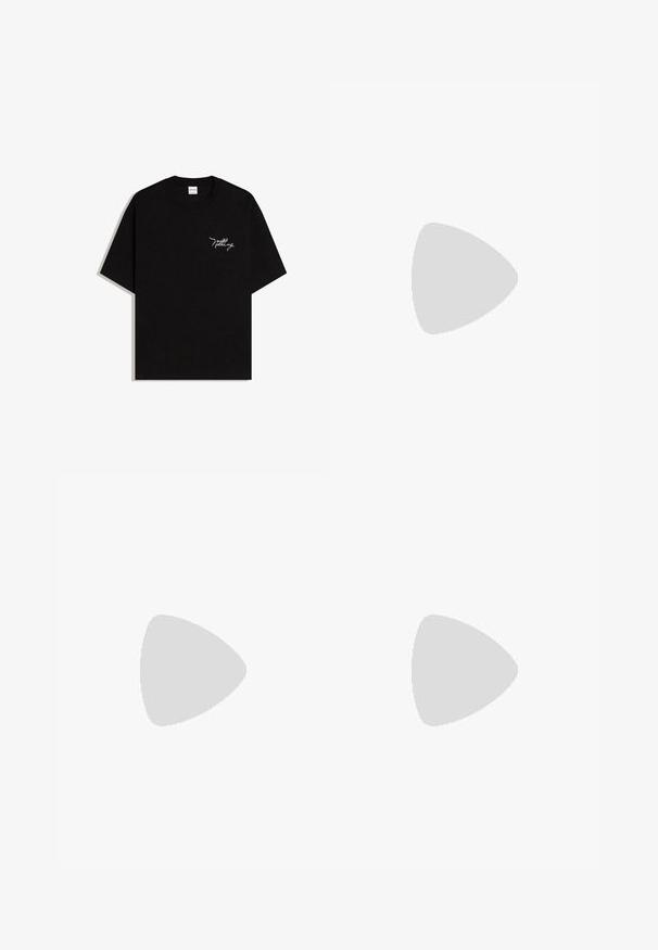 T-shirt noir à manches courtes avec le texte cursif blanc "Nothing" sur le côté gauche de la poitrine et un col rond.; Pantalons de survêtement noirs en tissu doux, avec une taille élastique et un cordon de serrage, deux poches latérales et une coupe décontractée.; Mocassin en cuir noir avec une semelle en caoutchouc épaisse et un détail classique de bride à monnaie, vu de côté extérieur.; Lunettes de soleil Ray-Ban avec des verres verts, monture en plastique noir et accents dorés sur les bords. Forme carrée avec une finition mate.
