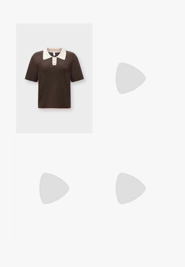 Kortebruine gebreide polo met een contrasterende witte kraag, drie decoratieve knopen en witte bies aan mouwen en zoom.; Korte witte geribbelde gebreide mini-jurk met hoge tailleband en lichte uitloop aan de onderrand.; Bruine leren kniehoge laarzen met een puntigere neus en een slanke hak. Glad textuur en een strak ontwerp, met een minimalistische silhoutte.; Donker bordeauxkleurige leren schoudertas met klep en een smalle verstelbare riem, weergegeven op een effen lichte achtergrond.
