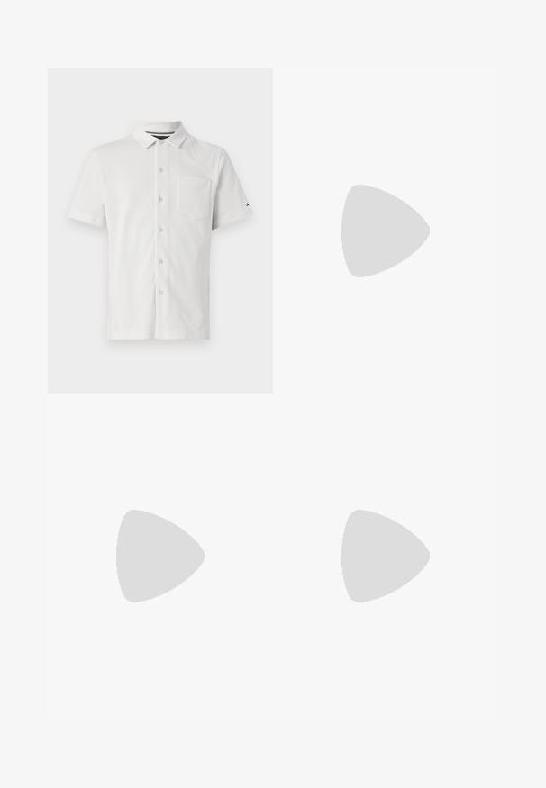 Kurzärmliges weißes Poloshirt mit Knopfleiste, kleiner Tasche, strukturiertem Stoff und einem dezenten Muster.; Hellblaue Jeans-Shorts mit lässiger Passform, fünf Taschen und Knopfverschluss. Abgeriebene Textur mit sichtbaren Nähten.; Schwarzer Lederschuh mit glatter Textur, abgerundetem Zehenbereich und flacher, geprägter Naht. Dicke Gummisohle mit leichtem Absatz und rutschfester Musterung.; Beige Umhängetasche aus Stoff mit rechteckiger Form, vorderer Reißverschlusstasche und einem gebrandeten Patch. Verfügt über einen verstellbaren Riemen und Nahtdetails.