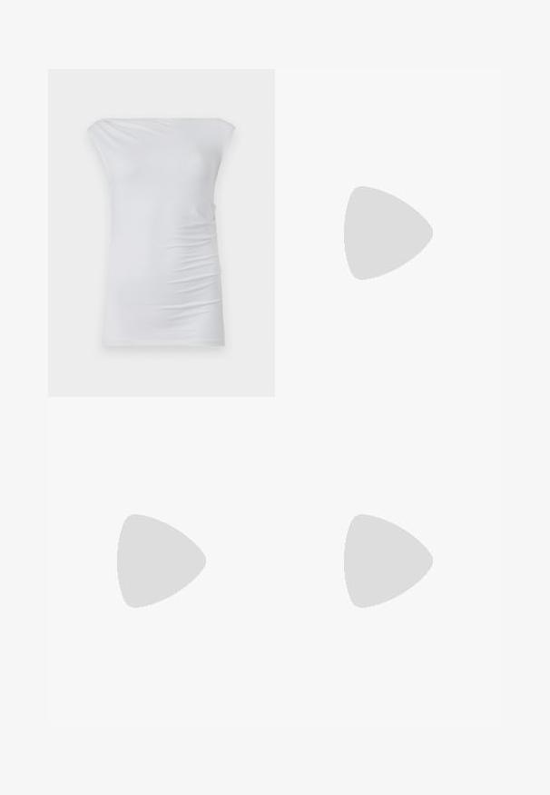 Hvid off-the-shoulder top lavet af blødt stof; har et tætsiddende design med diskret side-frynse og glat tekstur.; Lang skørt med et blå- og hvidt abstrakt mønster, letvægtsstof, bredt taljebånd og en lige silhuet med sideåbninger.; Ben iført mørke ribbede leggings kombineret med sorte balletsko med små sløjfedetaljer på hvid baggrund.; Sort læderhåndtaske med en samlet topdesign, der har to korte håndtag og en lang justerbar rem. Glat overflade, rund form.