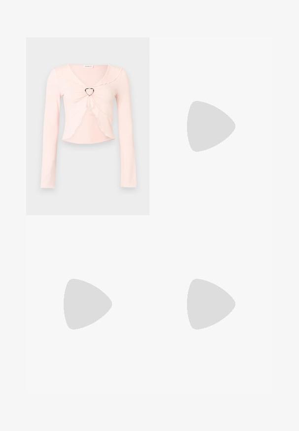 Svetloružový crop top s dlhým rukávom, ozdobený vlnkovanými okrajmi a detailom v podobe srdcového kovového krúžku uprostred prednej strany.; Modré rifle s rovnými nohavicami, s predným zapínaním na gombík a zips, s piatimi vreckami a jemne vyblednutými detailmi na stehnách.; Tmavohnedá sandála z lakovanej kože na vysokom podpätku s tenkým pásikom okolo členku a otvorenou špičkou na bielom pozadí.; Malá obdĺžniková kabelka v bordovej farbe s textúrovaným povrchom, krátkym uchom a odnímateľným ramenným popruhom na jednoduchom svetlom pozadí.