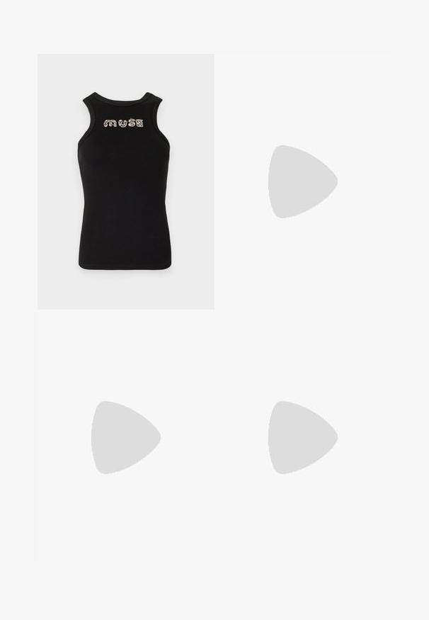 Zwarte mouwloze tanktop met geribbelde textuur en een ronde halslijn, met het woord "muse" in zilveren rhinestones over de borst.; Zwarte uitlopende broek gemaakt van stretchstof met een elastische tailleband met het "JOOP! JEANS" logo. Soepele textuur met een aansluitende silhouet.; Zwarte lakleren slingback hak met spitse neus, kleine kittenhak en zilveren gespsluiting op een effen witte achtergrond.; Zwarte satin handtas met een gebogen vorm, voorzien van een ritssluiting en een driehoekig metalen logo aan de voorkant. Gladde textuur en een slank ontwerp.
