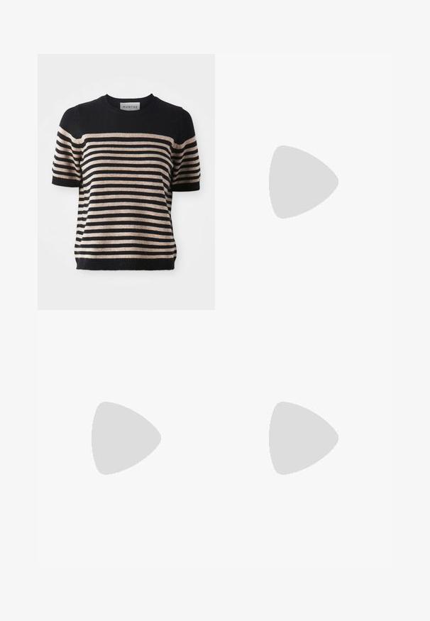 Stripet kortærmet sweater lavet af et blødt materiale; har marineblå og beige striber, rund halsudsigt og ribbet kant.; Flarede mørkeblå jeans i bomuldsdenim, høj i taljen med fem lommer, subtile syninger og en glat finish.; Brun ruskindsankelstøvle med spids tå, sidelukning med lynlås og lav blokhæl på ensartet lys baggrund.; Brunt læderbælte med et bredt sølvfarvet metalspænde. Bæltet har en glat tekstur og et klassisk design med syede detaljer.