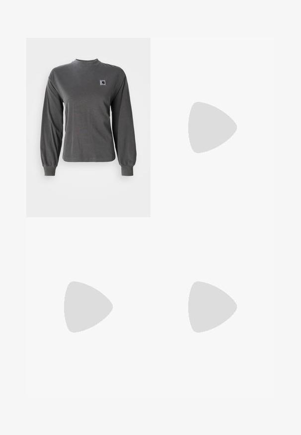Langærmet grå t-shirt lavet af bomuld, med rund halsudskæring og elastiske manchetter, samt et lille firkantet logo på brystet.; Denim overalls i mørkeblå, med justerbare stropper, brystlomme, sidelommer og en løs, bred benpasform. Klassiske syninger.; Sorte lærredssko med en hvid sål, der har et udskæringsdesign og et guldspænde. Bæret med lyserøde træningsbukser.; Blå denim skuldertaske med en buet form, justerbar rem, lynlåslukning og en subtil tekstur. Har et minimalistisk design uden synligt hardware.