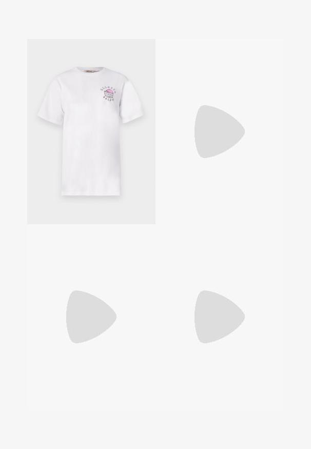 Hvid t-shirt med korte ærmer med lille pink og sort grafik af en stykke gelato-kage og teksten "Ellesse Gelato" på venstre bryst.; Lyseblå, flagrende sweatpants med snor i taljen. Har en pink og hvid stribet accent samt broderet logo. Blød stoftekstur.; Gule læderballetsko med rund tå, tynd ankelstrop og sort gummisål. Glat tekstur med minimale design detaljer.; Blå net skuldertaske med justerbar rem og lynlåslukning, vist mod en ensfarvet hvid baggrund.