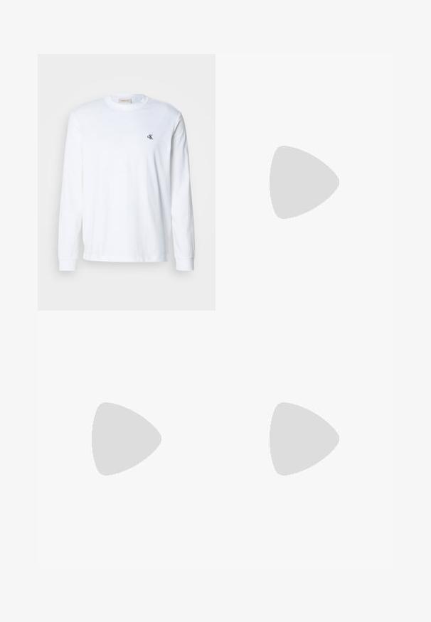 Hvid langærmet bomuldsskjorte med rund hals og lille sort "cK"-logo på venstre bryst.; Sorte cargo bukser lavet af stof, med elastisk talje, knaplukning og flere sidelommer med klapper.; Hvid lav sneaker med præget geometrisk mønster, snørelukning og tyk sål, vist i profil mod en hvid baggrund.; Grå stof crossbody taske med en sort lynlåslomme, justerbar rem og rektangulær form. Har en glat overflade og metalbeslag.