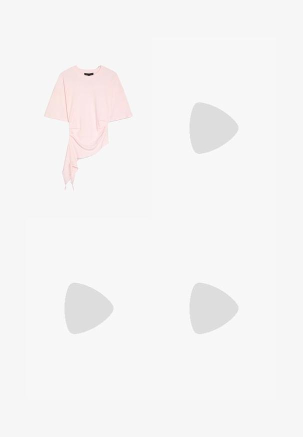Lys pink kortærmet top med rund halsudskæring og asymmetrisk kant med rynket stof og spids draperet detalje på den ene side.; Lyserøde denimbukser med bindebånd i taljen, med frontknap, bæltestropper og to forlommer, der viser et tekstureret stof.; Lyserød flettet Mary Jane-sko med velcrobånd og gummisål, sidevisning på ensfarvet lys baggrund.; Sort lædertaske med en afrundet trapezform og en enkelt buet skulderrem, vist mod en ensartet lys baggrund.