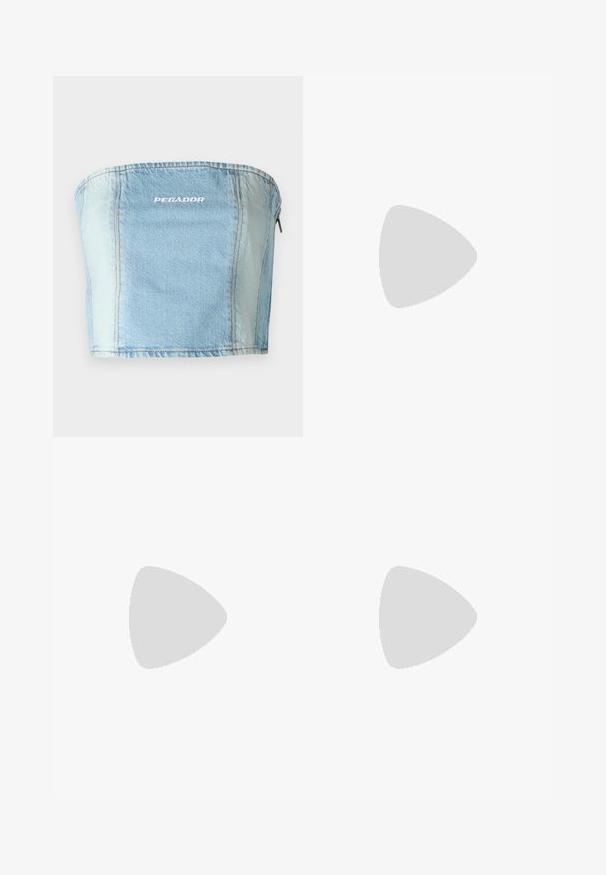 Jeansový top bez ramienok v svetlom modrom odtieni, s viditeľným šitím, rovnou výstrihom a bielym potlačeným logom "PEGADOR". Zips na zadnej strane.; Tmavomodré široké rifľové nohavice s prednými vreckami, pútkami na opasok a zapínaním na gombík v páse.; Svetlomodré platformové šľapky so zfrkanou textíliou, otvorenou špičkou, hrubou okrúhlou podrážkou a textúrovanou šedou podrážkou.; Čierna korálková kabelka s zakriveným siluetom, nosnou rukoväťou a lesklou textúrou. Nosená s vysokými čiernymi topánkami na opätku a priliehavými čiernymi šortkami.