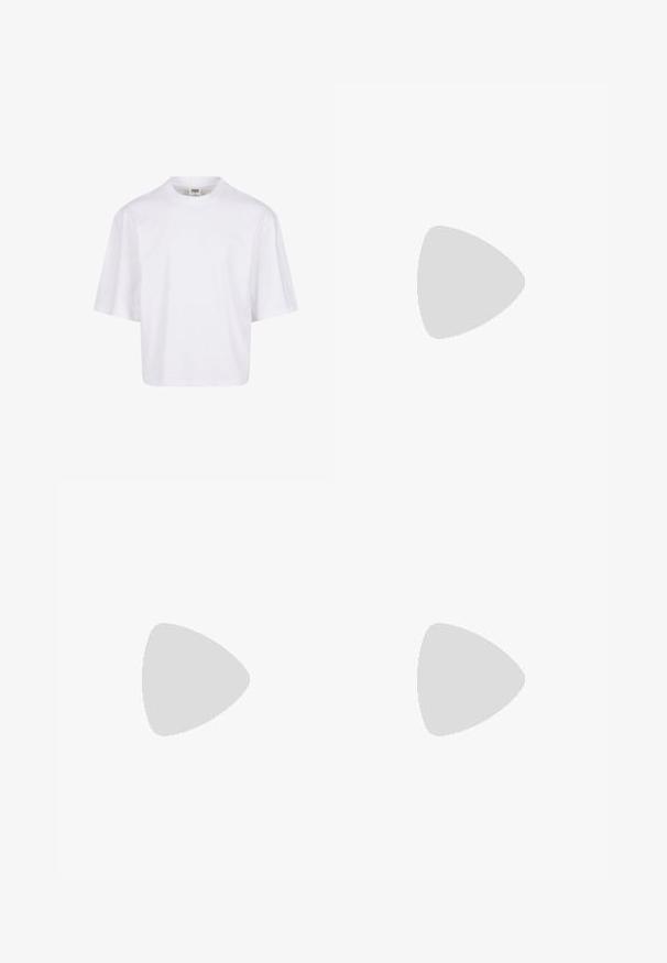 Hvid t-shirt med korte ærmer, der har en rund halsudskæring og en afslappet pasform, lavet af et glat bomuldsblandingsstof. Ingen mønstre eller udsmykninger.; Lyseblå vide denimjeans med forlommer, knaplukning og falmet vaskepatina på lår og knæ.; Beige suedestøvle med snørebåndsdesign, syede detaljer og gummisål. Formen er afslappet med en let hæl.; Ray-Ban solbriller med grønne linser, sorte plastikstel og gyldne detaljer ved kanterne. Firkantet form med mat finish.