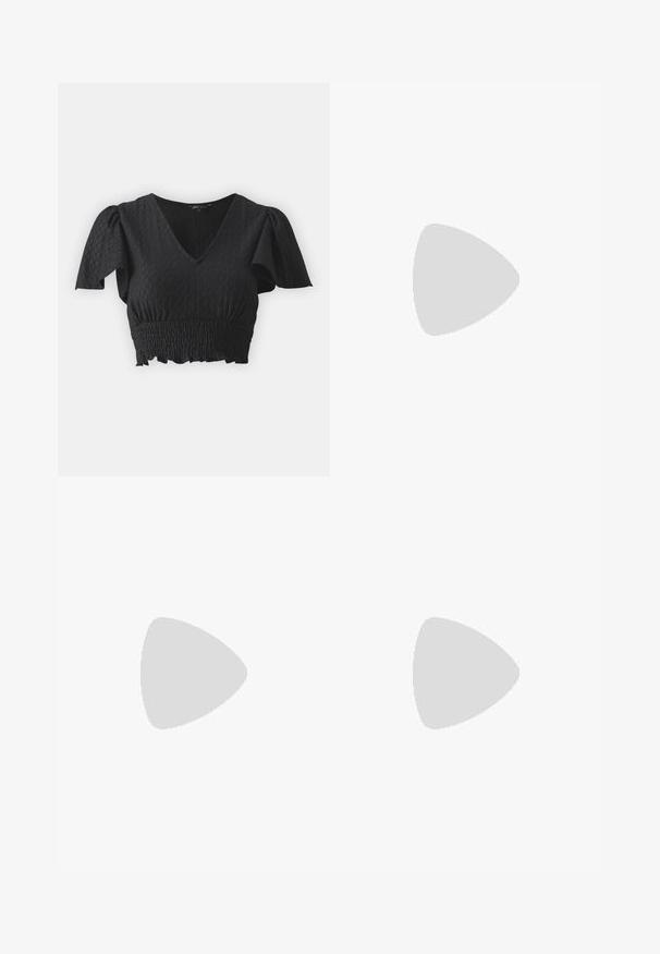 Sort cropped top med korte pufærmer, V-hals og struktureret stof. Har en smocked talje og en flæsekant.; Mørkeblå høj talje skinny jeans med knap- og lynlåslukning, forlommer og bæltestropper på en ensfarvet lys baggrund.; Sort ankelstøvle lavet af læder med en tekstureret overflade, elastiske sidelæg og en tykkere, rillede sål for ekstra greb.; Blå denim håndtaske med et polstret, buet håndtag. Har et diskret brunt logo mønster og en sort snorelukning.