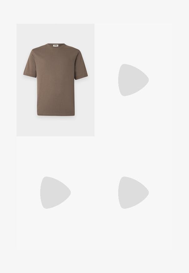 Brun bomulds t-shirt med korte ærmer, rund halsudskæring og en glat tekstur. Har en lige kant og minimalistisk design.; Mørkeblå denimjeans med lige ben-design, der har fem lommer, kontrastfarvet orange syninger og en knaplukning i taljen.; Sort læder herre loafer med moc-tå syning, penny strop, struktureret krave og lav stablet hæl på hvid baggrund.; Sorth læder crossover taske med en tekstureret overflade, der har en frontlomme med lynlås, justerbar strop og metal hardware detaljer.