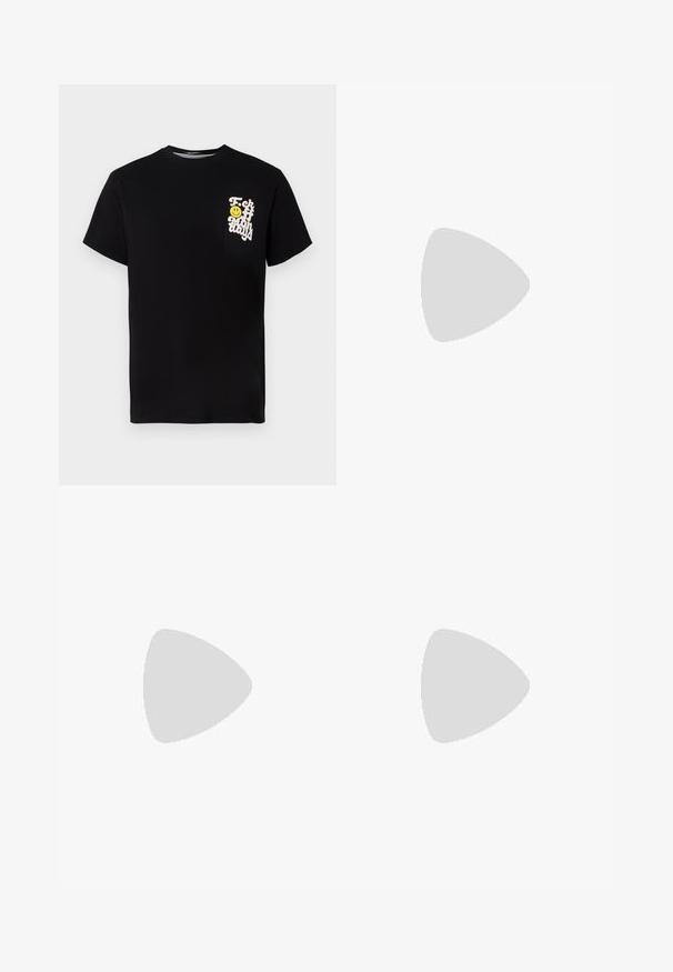 Sort bomulds T-shirt med rund halsudskæring, korte ærmer, og en hvid grafisk tekst med et gult smilende ansigt på brystlommen.; Sorte bukser lavet af glat stof, der har en knaplukning, sidelommer og et lille logo på forsiden. Lige ben design.; Sorte læder derby-sko med en glat overflade, rund tå, snøre-design og en tyk, robust gummisål.; Sort nylon messenger-taske med justerbar rem, fladt design og et sideetiket med et logo. Glat tekstur og minimalistisk stil.