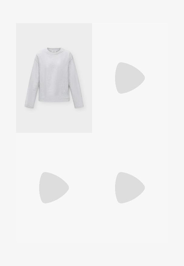 Lichtgrijs longsleeve sweater met ronde hals, relaxte pasvorm en eenvoudig, onopvallend ontwerp op een witte achtergrond.; Zwarte denim jeans met een rechte pasvorm, voorzien van voorzakken, een knopenfly en subtiele vervaging op de stof.; Benen met donkere geribbelde leggings gecombineerd met zwarte ballerina's met kleine strikdetails op een witte achtergrond.; Kleine zwarte glanzende handtas met twee lange hengsels en zijkant trekkoord details op een effen lichte achtergrond.