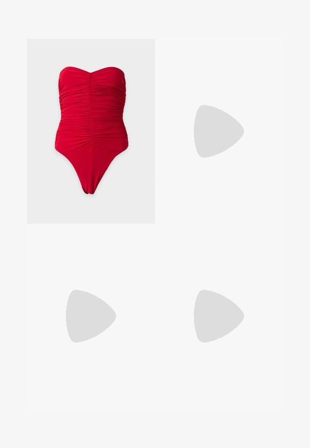 Rood strapless badpak met geplooide stofdetails in het midden en aan de zijkanten, plat neergelegd op een lichte achtergrond.; Zwarte, eenvoudige mini-rok met rechte snit zonder zichtbare patronen, naden of versieringen tegen een neutrale achtergrond.; Melissa QUANTUM THONG X DIESEL - Teensandalen - black; Zwarte tas van glanzend, textuur materiaal met een ronde, gedraaide handgreep en een ritsluiting. Heeft een zacht, gekreukt ontwerp.