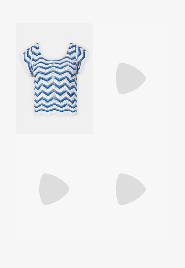Stricktop mit kurzen Ärmeln, das ein Zickzackmuster in verschiedenen Blau- und Weißtönen zeigt, mit gewellten Kanten und einem offenen Gewebedesign.; Blaue gerade geschnittene Jeans mit leichter Ausbleichung, vorderen Taschen, Gürtelschlaufen und einem Knopfverschluss auf einem weißen Hintergrund.; Nude patentleder High Heel Pumps mit spitzem Zeh und schlankem Absatz, die ein glattes, glänzendes Finish und ein minimalistisches Design aufweisen.; Beige strukturierte Handtasche mit obere Trageschlaufe, abnehmbarem Schulterriemen und goldfarbenem, gebogenem Schnappverschluss vor hellem Hintergrund.