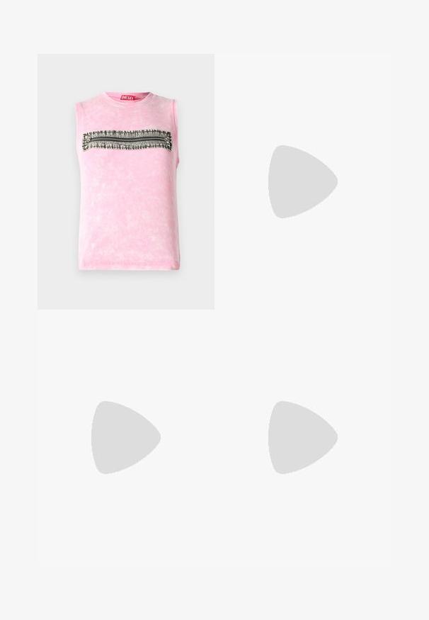 Mouwloze roze katoenen t-shirt met een horizontale zwart-witte gestreepte band over de borst. Ronde halslijn, zachte textuur.; Donkerdenim cargobroek met witte contrasterende stiksels, voorzien van meerdere zakken en een flared pijpdesign. Duurzaam materiaal en metalen knoopsluiting.; Melissa QUANTUM THONG X DIESEL - Teensandalen - black; Zwarte handtas met zilveren gesp details, korte handgreep en afneembare schouderriem geplaatst op een wit oppervlak.