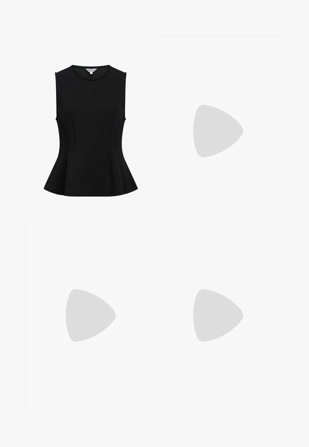 Sort ærmeløs peplum-top med rund halsudskæring, tætsiddende talje og skørt med vidde, medium størrelse.; Sorte bukser med brede ben, knap- og lynlåslukning, bæltestropper og frontfolder, lagt fladt på en hvid baggrund.; Sorte patenterede lædersandaletter med spids tå, udskårne sider, justerbar ankelstrop og en tynd, slank hæl.; Sort, blank skuldertaske i læder med et enkelt rum med lynlås og en tynd rem buet i en bueform.