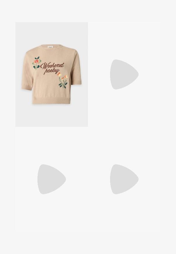 Pull en tricot beige à manches courtes avec le texte "Weekend poetry" et petits motifs floraux colorés sur le devant.; Jean en denim bleu à jambes larges, taille haute, bouton et fermeture éclair devant, poches et larges revers aux chevilles.; Bottes en suède brun jusqu'aux genoux avec un bout pointu et un talon empilé. Présente une finition lisse et des détails de couture minimalistes.; Sac à main en daim marron avec poignées en cuir et bandoulière réglable, doté d'un fermoir argenté sur un fond blanc uni.