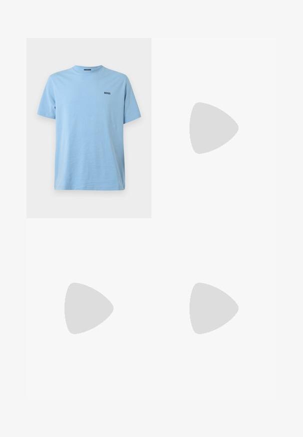 Lichtblauw, kortärmelig T-shirt van katoen. Heeft een ronde hals en een klein donker logo op de linkerborst.; Lichtblauwe rechte jeans gemaakt van denim, met een vervaagde afwerking, vijf-pocket ontwerp en zichtbare stiksels langs de naden.; Witte sneaker met een gladde leren afwerking, ronde neus, vier veterogen, subtiele perforaties en een rood logo detail aan de zijkant.; Zwarte leren riem opgerold met metalen rechthoekige gesp en kleine rode stiknaad op de lus tegen een effen witte achtergrond.
