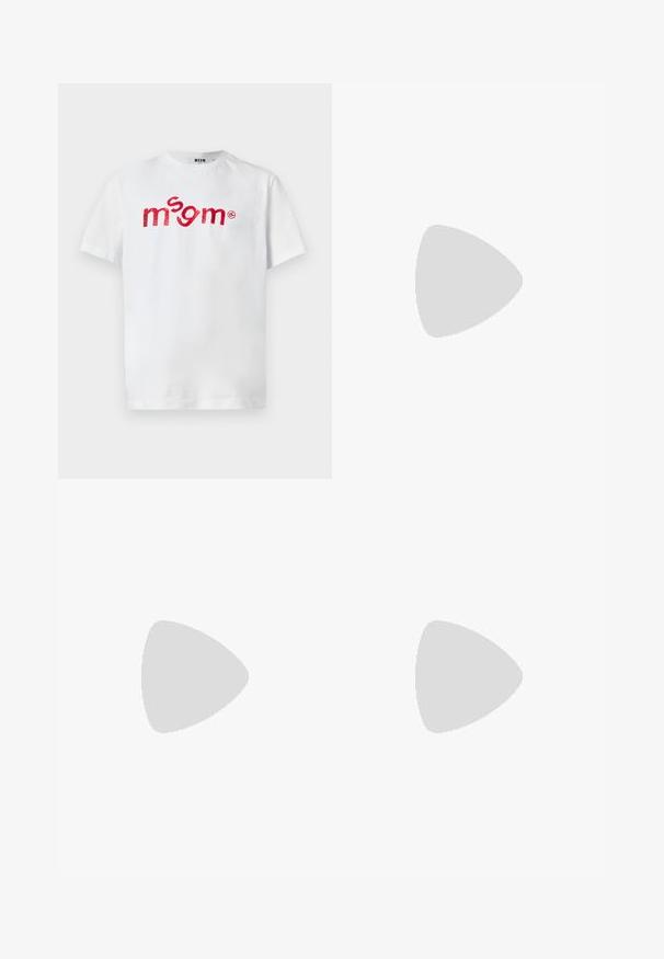 Biele tričko s krátkym rukávom s červeným vyšitým logom "msgm" uprostred na hrudi, okrúhlym výstrihom a štítkom značky MSGM vo vnútri goliera.; Zelené nohavice na mieru so slim strihom, vyrobené z hladkej látky. Majú predný zips, zapínanie na gombík a rovné lemy.; Čierny kožený mokasín s mok toe a penny remienkom, mierne naklonený nad sivou podlahou, biele vertikálne žalúzie v pozadí.; Čierny kožený opasok s lesklým povrchom; obsahuje striebornú kovovú sponu s obdĺžnikovým rámčekom a hladkými hranami.