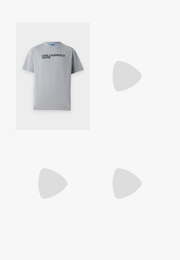 Camiseta de algodón gris con mangas cortas y cuello redondo. Texto en negro que dice "KARL LAGERFELD JEANS" en la parte frontal.; Jeans de mezclilla azul con un diseño de pierna recta, que cuentan con parches en contraste, dos bolsillos frontales y un detalle de lazo visible en el lado.; Mocasines de cuero negro con acabado brillante, que presentan un diseño cosido en la puntera y una suela baja de goma negra texturizada.; Bolsa cruzada de nailon negra con forma rectangular, presenta una etiqueta en el parche frontal, herrajes plateados y una correa ajustable.